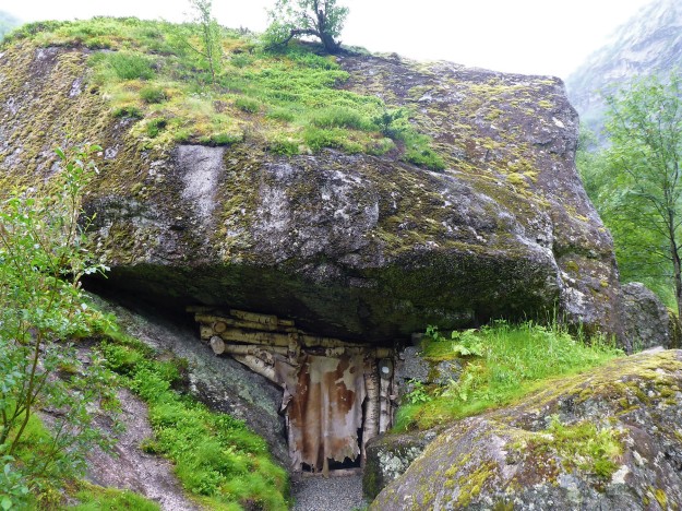 Melkevoll Bretun - (stoneage cave entrance)
