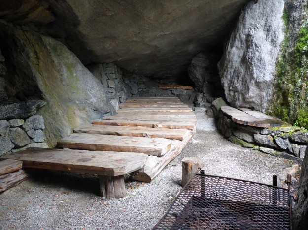 Melkevoll Bretun - (stoneage cave)