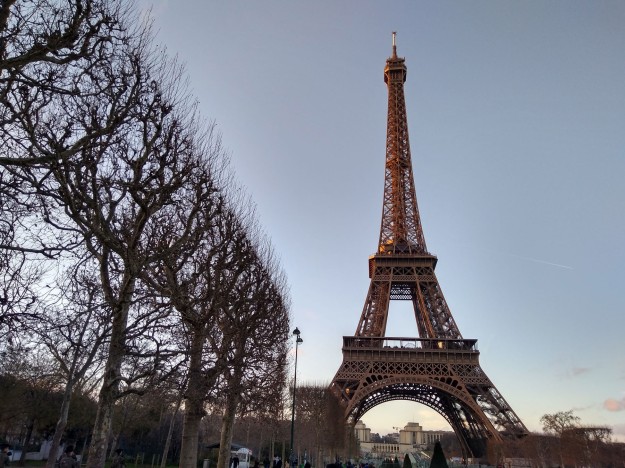 Paris (spproaching tour Eiffel)